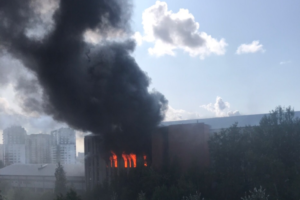 Как тушили сильнейший пожар в Невском районе. Из здания склада эвакуировали 200 человек, двое пострадали