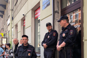 В штабе Навального за день до выборов проходят задержания, полиция якобы нашла поддельные бюллетени. Что об этом известно