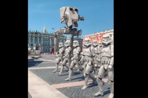 Петербургский дизайнер создал видео, в котором штурмовики из «Звездных войн» участвуют в параде Победы. Работа называется «Имперские амбиции»