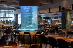 Это Sea, Signora — большой рыбный ресторан от шефа Антонио Фреза. С аквариумом в виде колонны и магазином морепродуктов 🐙