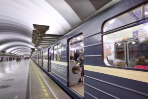 Проезд в петербургском метро будет стоить 65 рублей. Вот как менялась стоимость жетона в последние годы