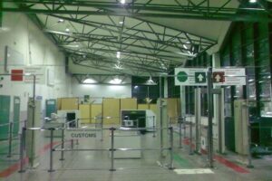 Правительство отменило коронавирусные ограничения на выезд из России через сухопутные границы. Утром петербуржцев не выпускали в Финляндию