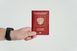 Министры стран ЕС решают, ограничивать ли выдачу виз россиянам. Кто за, кто против и возможен ли компромисс