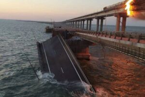 Россия атаковала города Украины после подрыва Крымского моста. Почему он так важен для Путина и армии РФ? Пять ссылок
