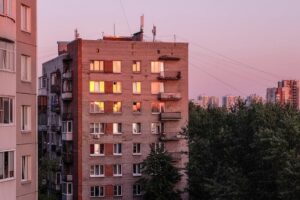 Из-за массовой эмиграции снизилась стоимость аренды жилья в Петербурге. За сколько теперь можно снять однушку или двушку? И где они дороже?
