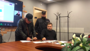 Главу оппозиционного муниципалитета «Владимирский» призвали в армию. Ему вручили повестку во время публичных слушаний