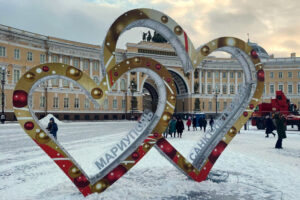 «Я чувствую стыд, когда вижу это». Что петербуржцы и туристы думают о «сердцах», посвященных побратимству с Мариуполем