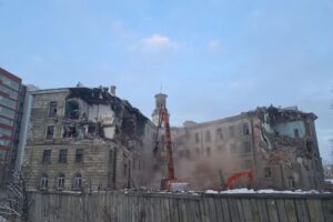 На Хрустальной улице частично снесли здание. Глава СК поручил доложить о ситуации
