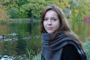 В 2010 году на Милану Каштанову упала глыба льда. Девушка заново училась говорить и двигаться — и прожила еще 13 лет. Вот ее история