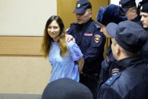 Обвинение представило «доказательства вины» Саши Скочиленко. Как прошло заседание — в пяти фото, инфографике и пересказе