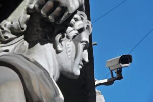 Искать неугодных станет легче. Как улучшают систему видеонаблюдения с распознаванием лиц в Петербурге и других регионах