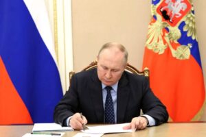 До 15 лет колонии теперь грозит за «дискредитацию» добровольцев — Путин подписал законы