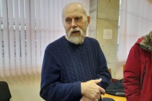 Силовики пришли в квартиру к фотографу, который снимает на политических судах. У него изъяли технику и альбомы