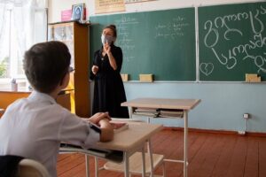 Психологическое насилие, плохое питание и отсутствие центрального отопления в селах. 10 проблем школ Грузии — конспект доклада