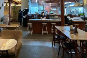 «Ночлежка» закрывает ресторан, где работали бездомные люди. Почему и как на это повлиял наплыв беженцев из Украины