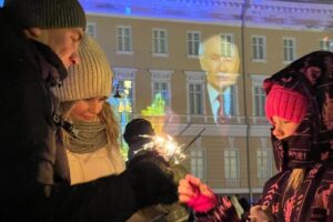 Петербуржцы встречали 2024 год в центре города на фоне задержаний мигрантов и досмотров. Фотогалерея