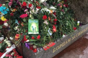 Как 17 февраля выглядели мемориалы Навальному в разных частях Петербурга