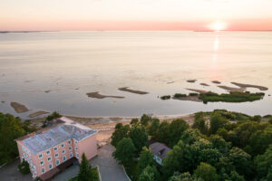 16 недорогих загородных отелей на Финском заливе: с глэмпингами, номерами-каютами, открытым бассейном и нудистским пляжем