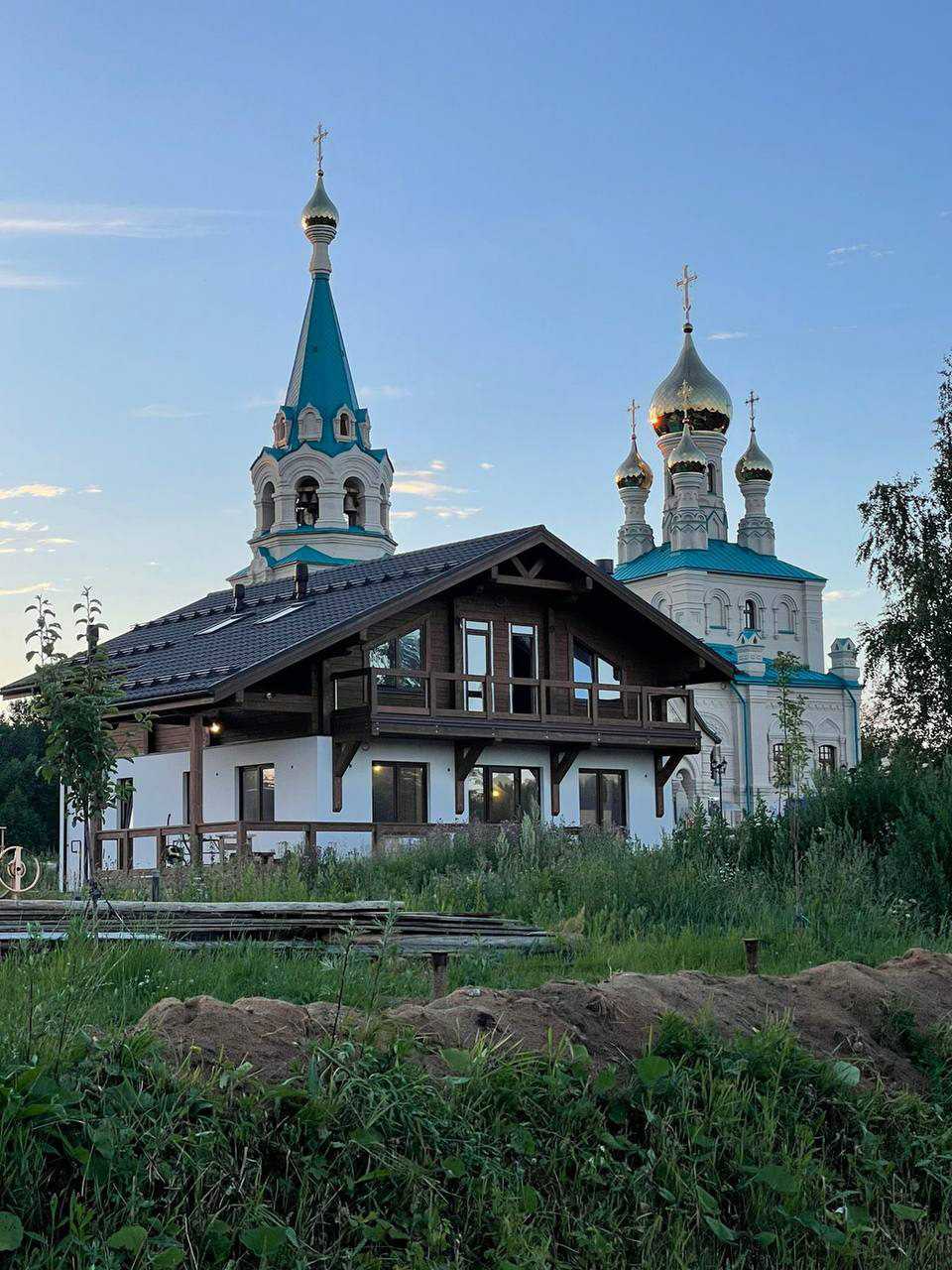 Церковь и набережная в Ковашах. Фото: читатели «Бумаги»