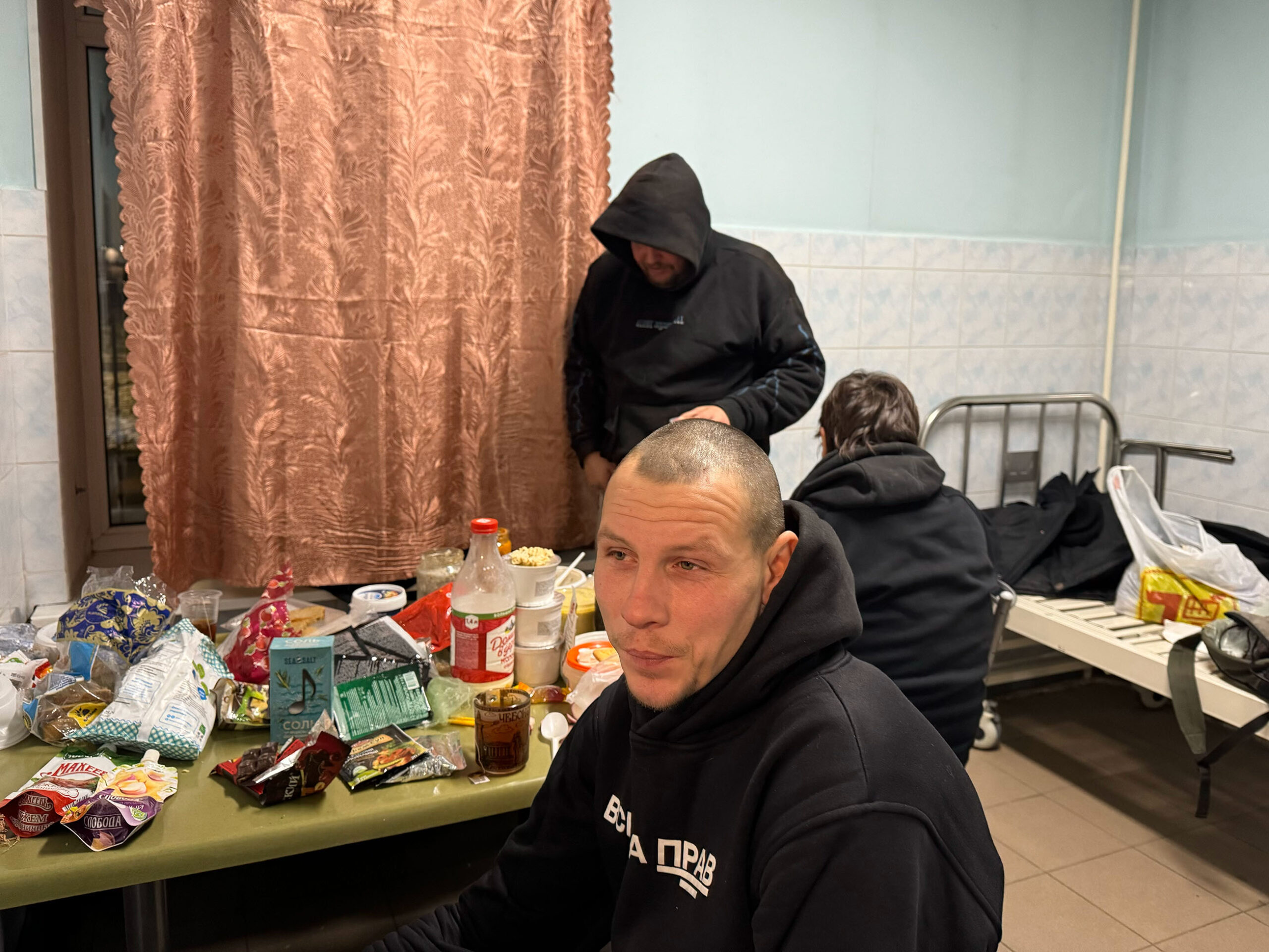 Владимир пьет чай в здании центра на 3-м Рабфаковском переулке. Фото: «Бумага»