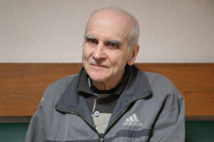 Штраф за значок — вся пенсия. Как участнику раскопок на месте расстрелов Михаилу Пушницкому удалось три года носить желто-синий символ