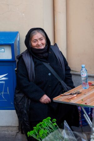 Помните цветочницу Нато с площади Свободы? Она очень рада вашим добрым комментариям!