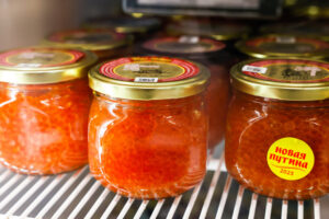 Некоторые эксперты говорят, что в России подешевела красная икра. Это правда? И сколько она стоит в Петербурге?