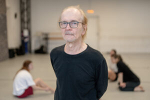 Без него современного танца в России не было бы. Познакомьтесь с петербургским хореографом Сашей Кукиным — он учился в США, но вернулся и основал свой театр