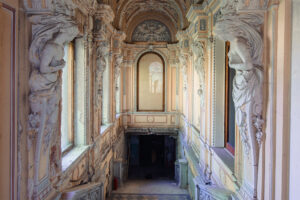 «Я прихожу не на поминки здания, а на свидание с ним». Лилия Павлова ведет инстаграм о заброшенных (но роскошных) особняках. Вот ее рассказ — и фотографии