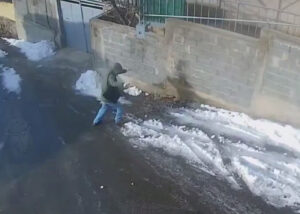 Гололед в Тбилиси. Горожане обсуждают в фейсбуке, кто должен заниматься уборкой улиц от снега: жители города или власти