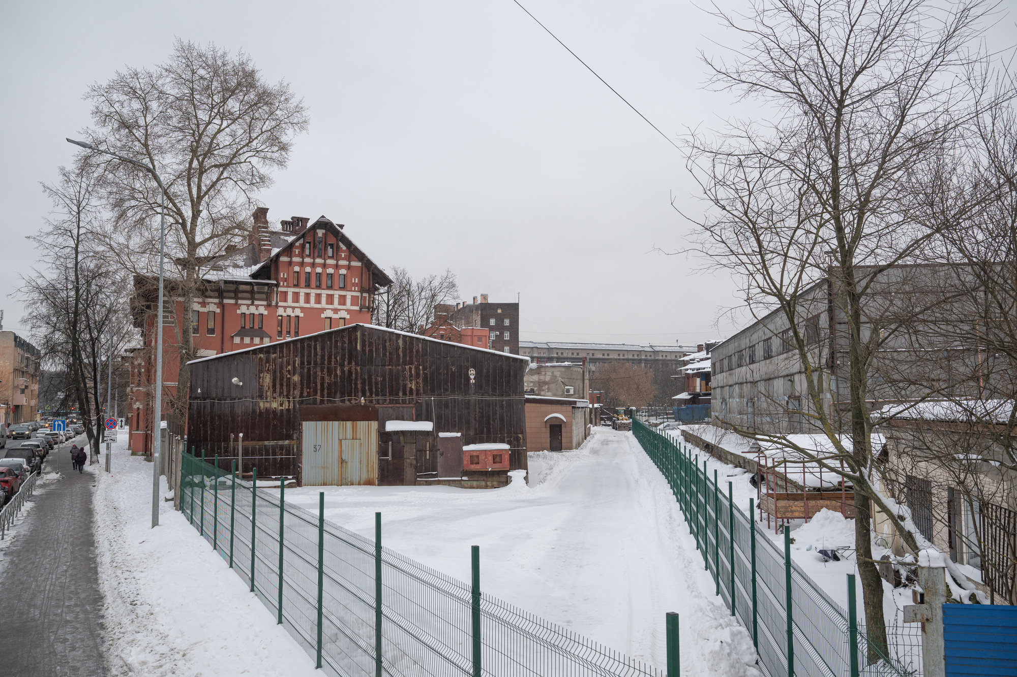 Вид на бывшие железнодорожные пути со стороны Малой Митрофаньевской улицы. Фото: «Бумага»
