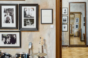 В Петербурге открыли музей художника и барабанщика группы «Кино» Георгия Гурьянова. Вот что там можно увидеть