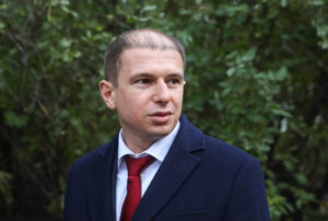 Борец со «стоптаймом». Кто такой депутат Михаил Романов, который писал доносы на музыкантов и предлагал ограничить аборты в Петербурге 