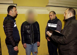 «Избили и ограбили иностранца». В Тбилиси задержали четырех молодых парней