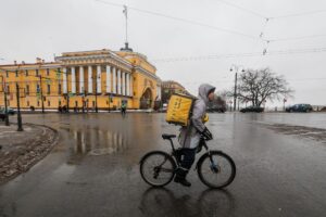 Как политолог и велоактивист работают курьерами. Два взгляда на доставку еды в Петербурге 2026 года