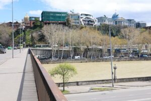 Скульптурная композиция «Фотограф» исчезла с моста Бараташвили