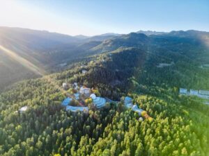 Часть воздушного пространства над Грузией закрывается. Официальная причина — обеспечение чистоты неба над Абастуманской обсерваторией, но источники Radio Tavisupleba назвали это «прихотью Бидзины Иванишвили»