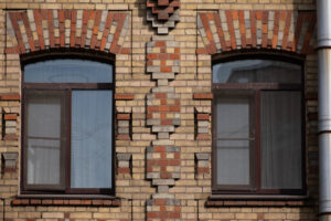 На Обводном канале есть дом с кирпичным орнаментом из свастик. Как он появился?