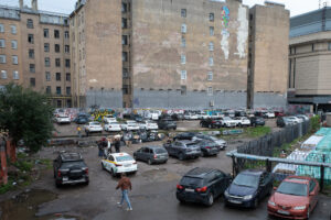 «„Трубы“ не для сои всякой». Как подростки облюбовали парковку за «Галереей» и чем они там занимаются